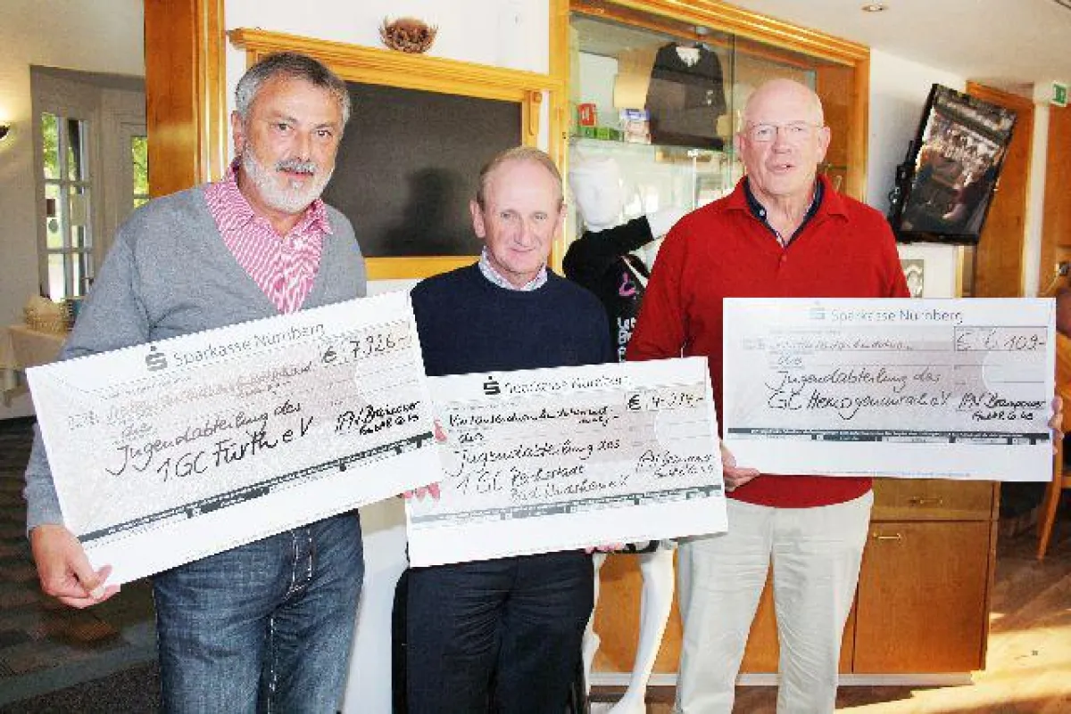 Die Offiziellen der Golfclubs nehmen die Schecks mit den erspielten Spenden entgegen. Foto: Quatro