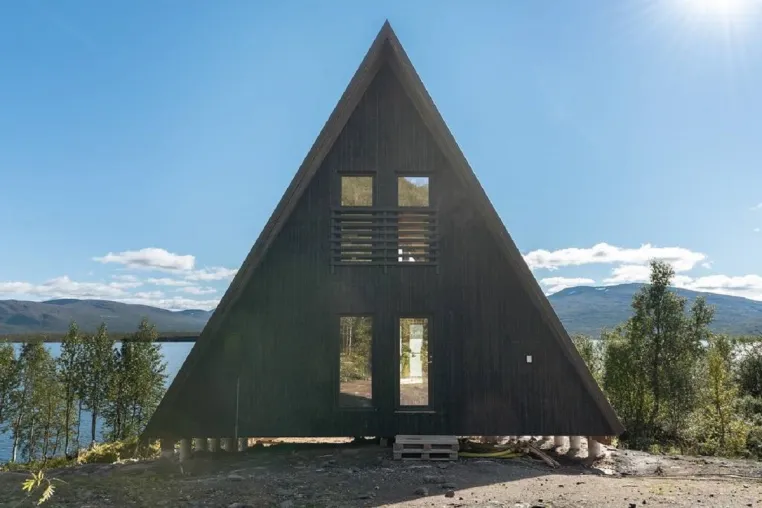 Bild: AVRAME bringt modulare A-Frame-Häuser nach Deutschland