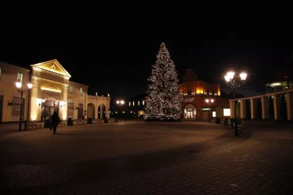 Bild: Entspanntes Shopping in himmlischer Weihnachtsatmosphäre im Designer Outlet Berlin