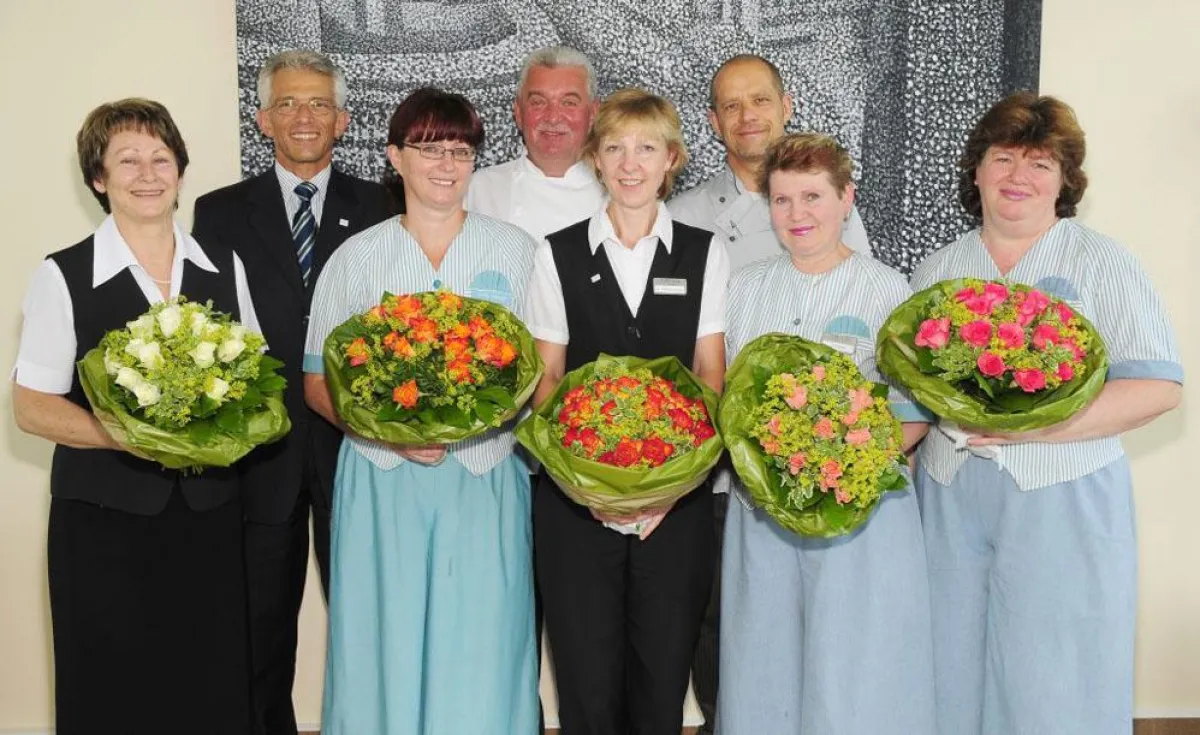 Barbara Schlenther 1. Hausdame, Michael Eiser Geschäftsführender Direktor, Lilly Gensch Zimmerfrau, Rainer Strobel Küchenchef, Astrid Fleischmann 2. Hausdame, Janek Finster Stellv. Küchenchef, Ida Fre