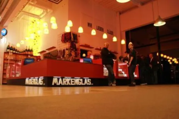 Bild: Gelungene Eröffnung - ein neuer Trend setzt sich durch - das Glas zur Marke