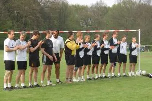 Bild: Die Schweizer Nationalmannschaft und der SV Moslesfehn gewinnen das Faustballturnier des TKH