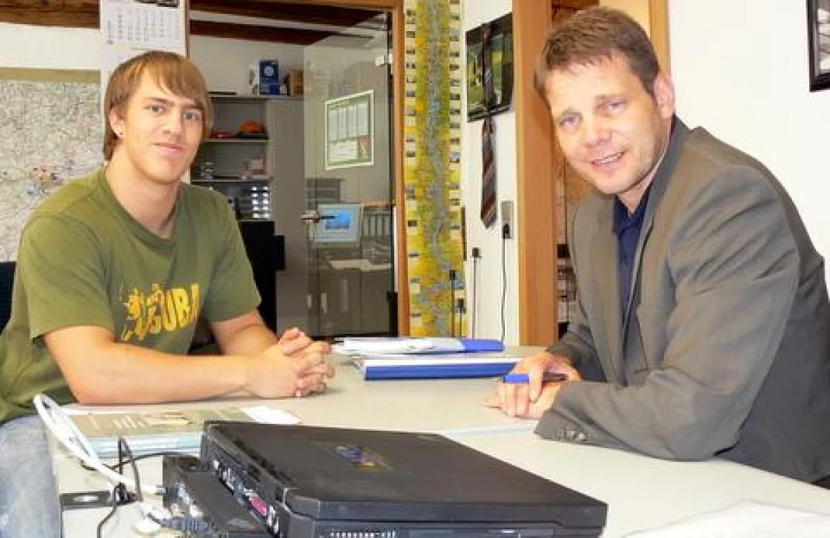 Thomas Schlömp, Geschäftsführer der Ulmer APV Personal Service GmbH, und Azubi Patrick Hackl, der bei EADS und AEG MIS lernt. Foto: up