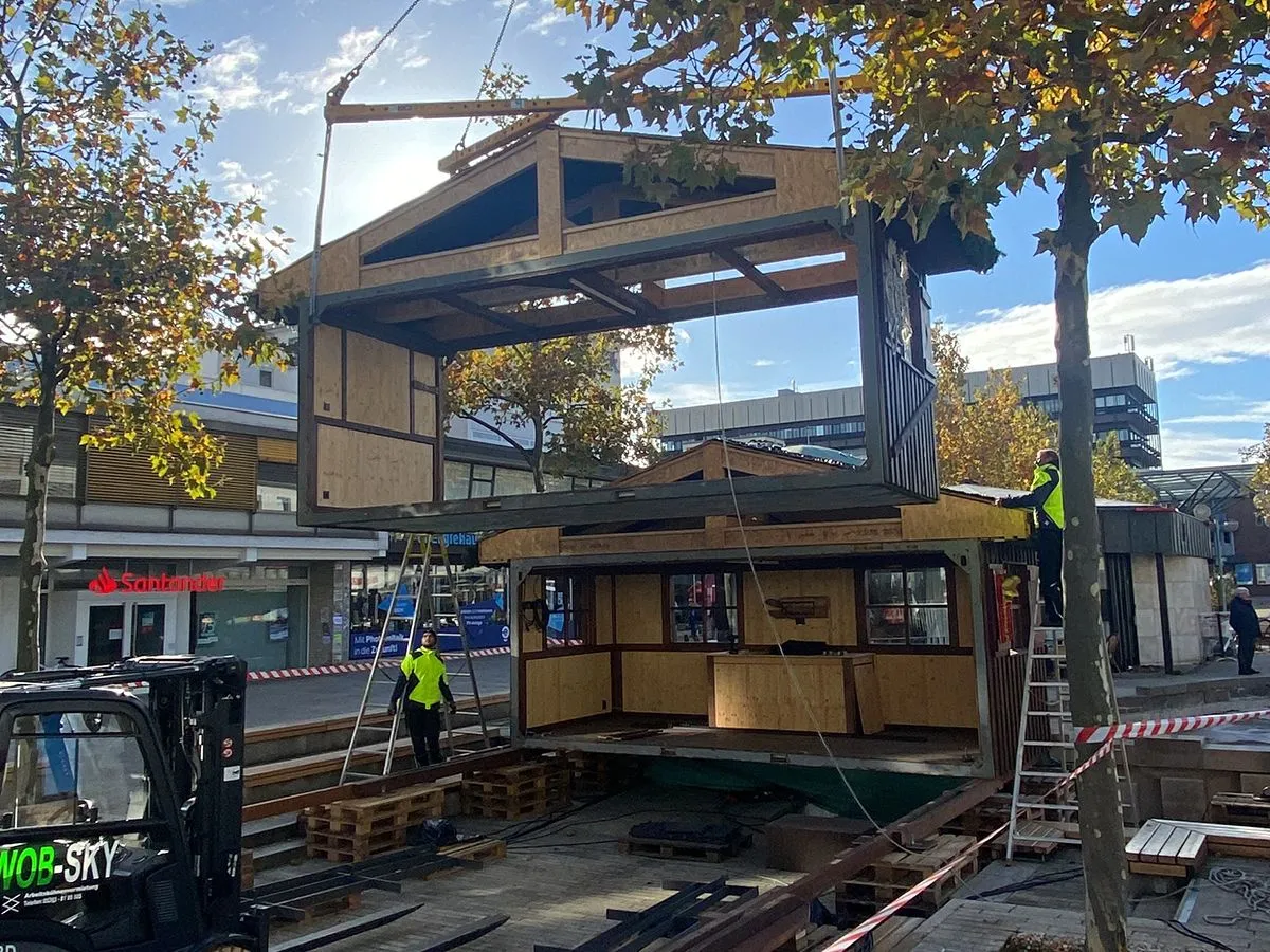 Aufbau Wolfsburger Weihnachtsmarkt gestartet (© WMG Wolfsburg)