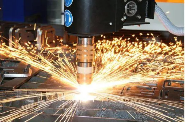 Bild: Plasmaschneider mit Fasen Aggregat von MicroStep