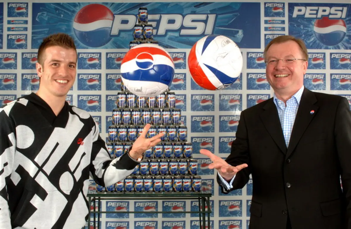 PepsiCo macht die Dose zum Kultobjekt. Neuester Star auf der Pepsi Dose, Rafael van der Vaart (links), eröffnet mit Hermann K. Gottwald den Verkauf der neuen limitierten Edition in Deutschland.