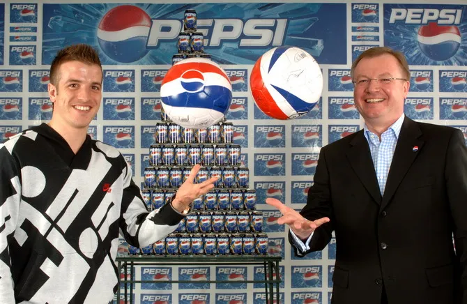 Bild: Die Weltstars spielen auf der Pepsi Dose