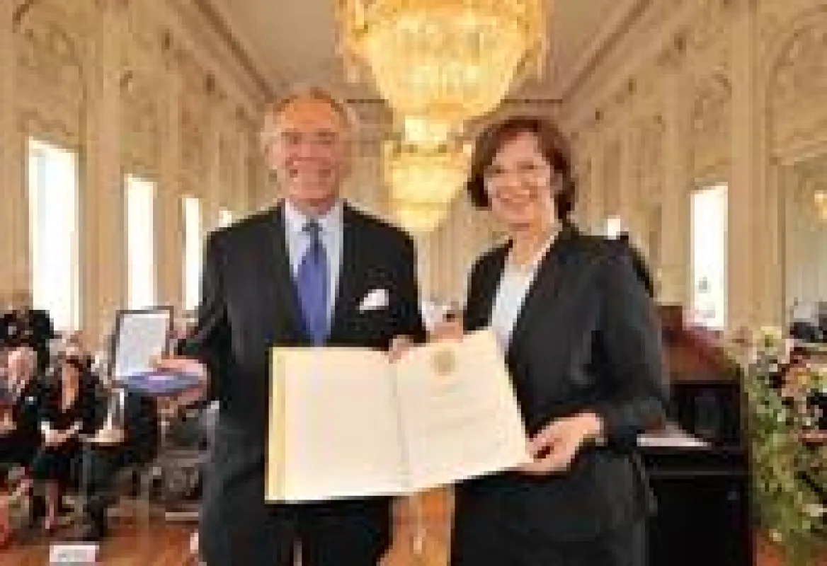 EOS-Chef Dr. Hans Langer erhält die Staatsmedaille für besondere Verdienste um die bayerische Wirtschaft.