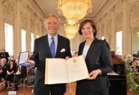 Bild: Chef von EOS erhält bayerische Staatsmedaille