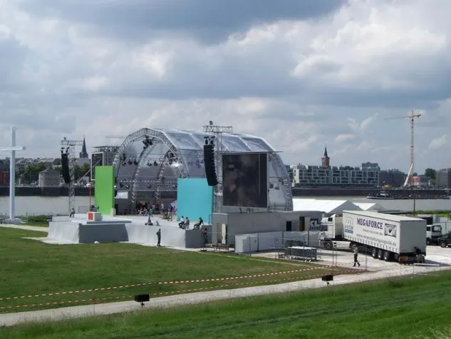 Bild: Megaforce installierte PA-Tower für Mauerfalljubiläum