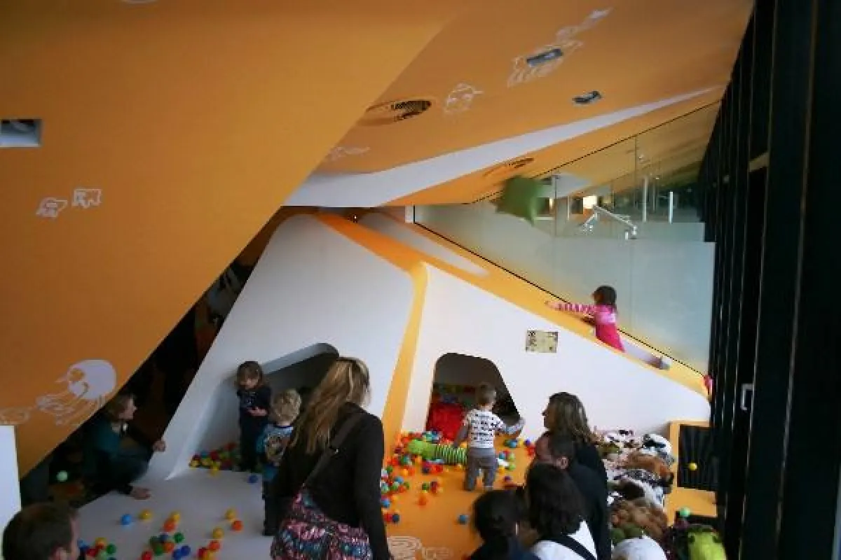 Der Kinderwarteraum ist bei KU64 ein großer Kinderspielplatz