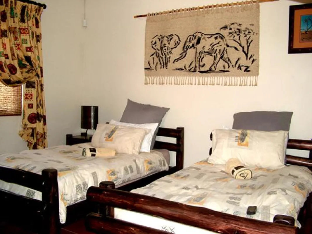 Gemütlich und komfortabel mit afrikanischem Flair sind die Zimmer im Bushbabies Inn.