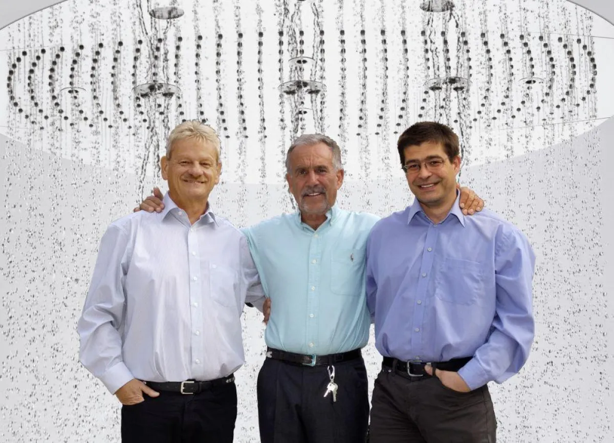 Klaus Grohe (Mitte), Vorstandsvorsitzender Hansgrohe AG, zieht sich im Mai 2008 aus der operativen Führung des Unternehmens zurück. Sein Nachfolger wird der Finanzvorstand Siegfried Gänßlen (l.), sein