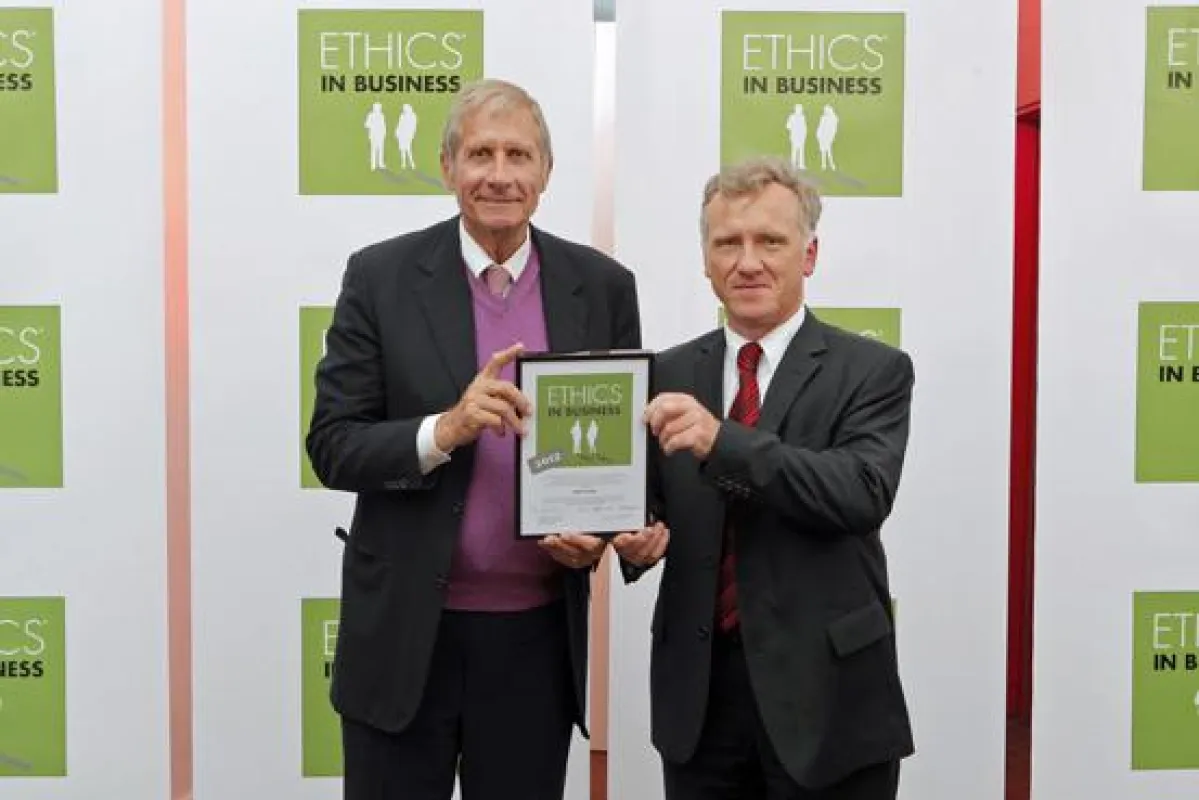 Preisvergabe mit Ulrich Wickert (Mentor von „Ethics in Business“) und Dr. Fred Grunert (MAZeT)