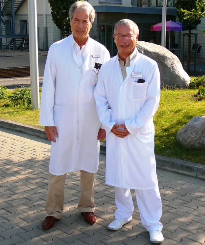 Das Johanniter-Krankenhaus Gronau hat einen neuen Chefarzt: Dipl.Med. Stefan H. Train (rechts), im Bild mit Dr. Jürgen Bertram, Ärztlicher Direktor des Krankenhauses.