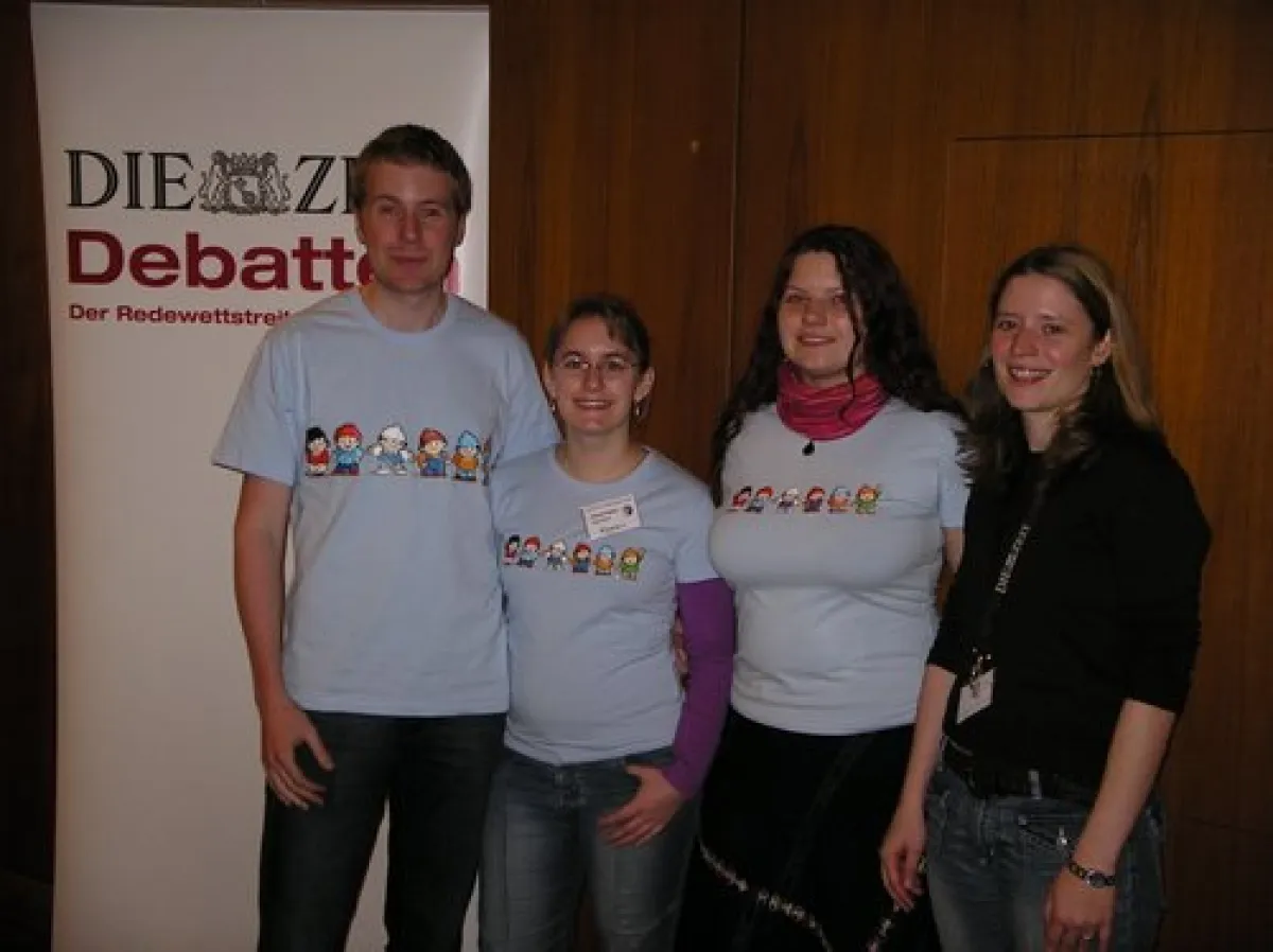 Die drei Redner Simon Herrmann, Marietta Gädeke, Gudrun Lux und ihre Regelexpertin Hanna Kaspar zeigten vollen Einsatz (v.l.)