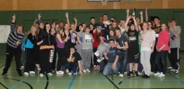 Bild: 2schneidige Schülerprojekttage– Musiker „2schneidig“ engagiert sich an drei Tagen in Hamm