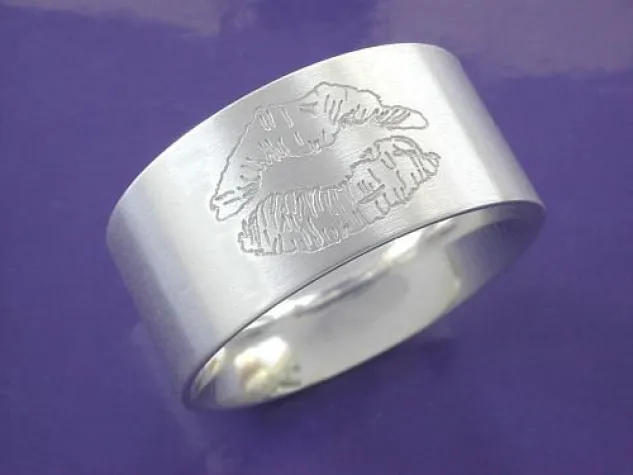 Bild: 'Kiss Print' - der erste Fingerring mit dem Lippenabdruck des Partners