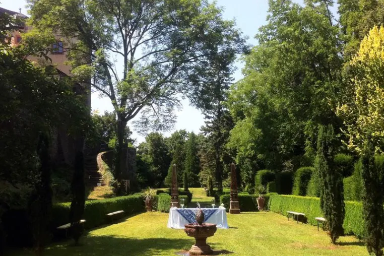 Bild: 'L'apéritif au jardin' - Ein abendlicher Streifzug durch die Gärten der Gamburg