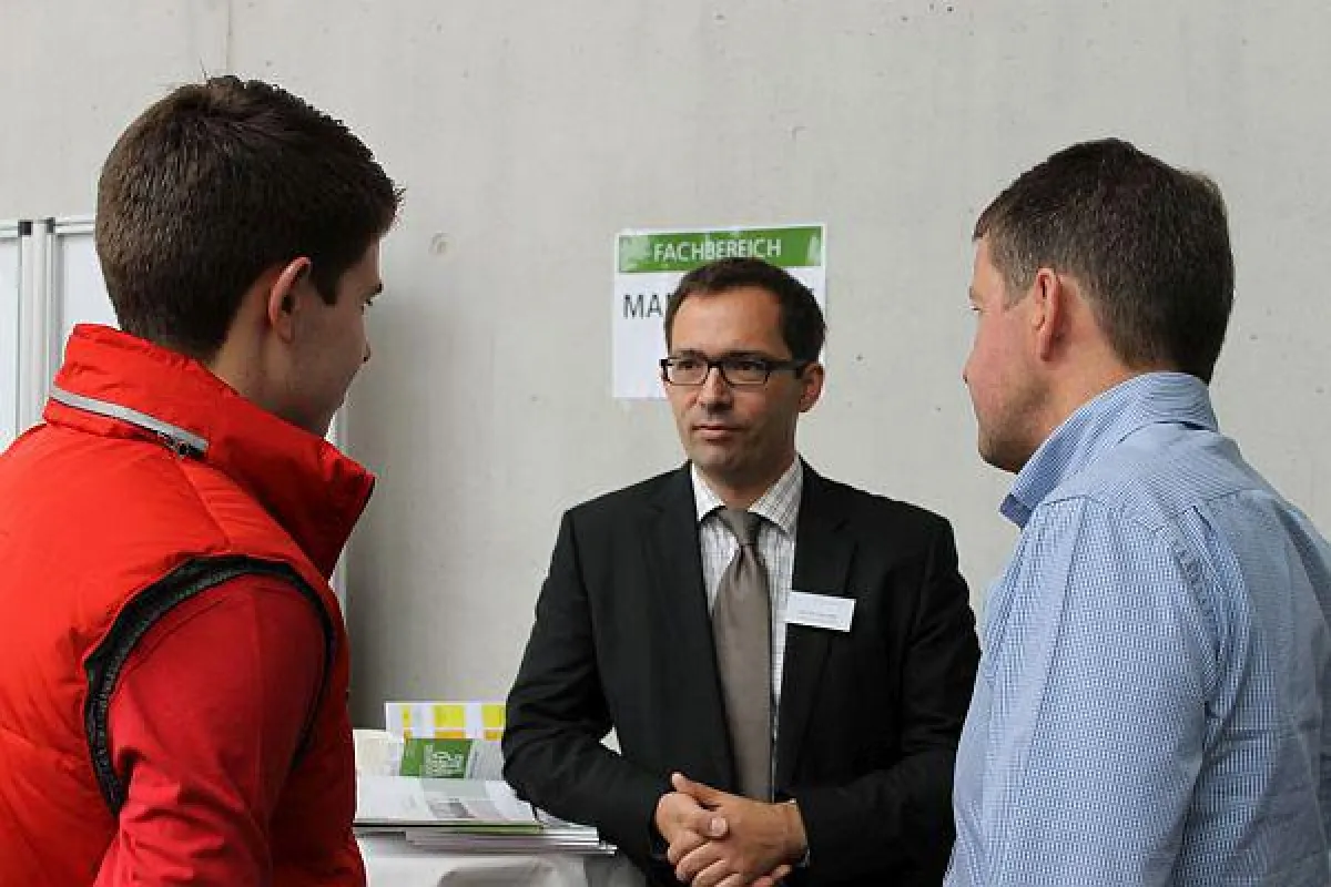 Die Besucher nutzen die vielen Beratungsmöglichkeiten durch Studienberater und Professoren. - Foto: