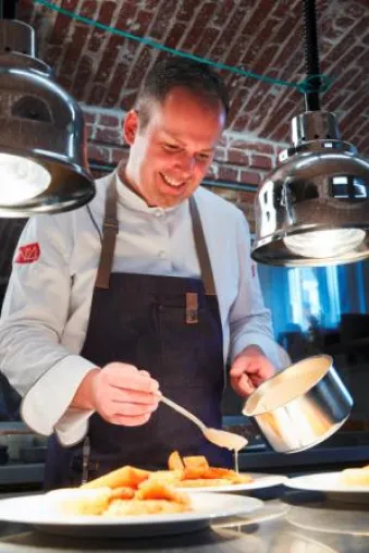 Bild: Kulinarische Abenteuer im Navigare NSBhotel Buxtehude: Jens Rittmeyer präsentiert neue Erlebnis-Kochkurse