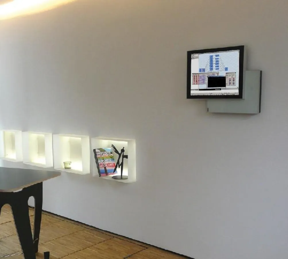 Der Touchpanel ambiento ist im Solarhaus zentral an der Wand angebracht. Von hier aus lassen sich alle haustechnischen und energetischen Funktionen visualisieren und steuern.