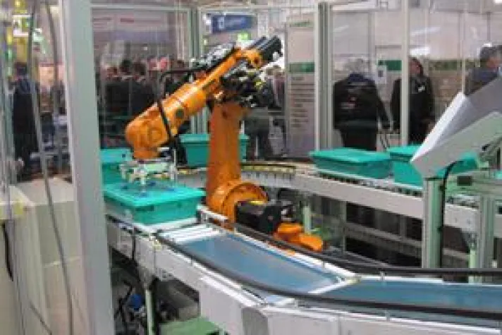 Bild: Automatisierte Lösung für Behälterhandling