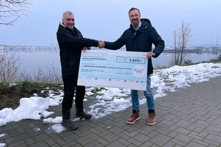 Bild: Spende statt Geschenke - Die FERIENHAUS-AGENTUR überreicht Weihnachtsspende für die Lotseninsel