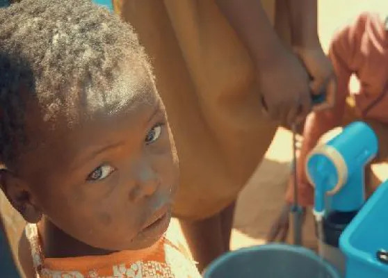 Bild: Ziemlich beste Helfer : COSBY & UJETA helfen 500 Schulkindern in Malawi