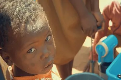 Bild: Ziemlich beste Helfer : COSBY & UJETA helfen 500 Schulkindern in Malawi