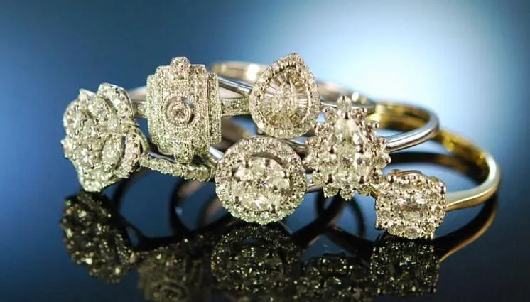Bild: Verliebt, verlobt, verheiratet – Schmuckstücke für Verlobung und Hochzeit bei Die Halsbandaffaire