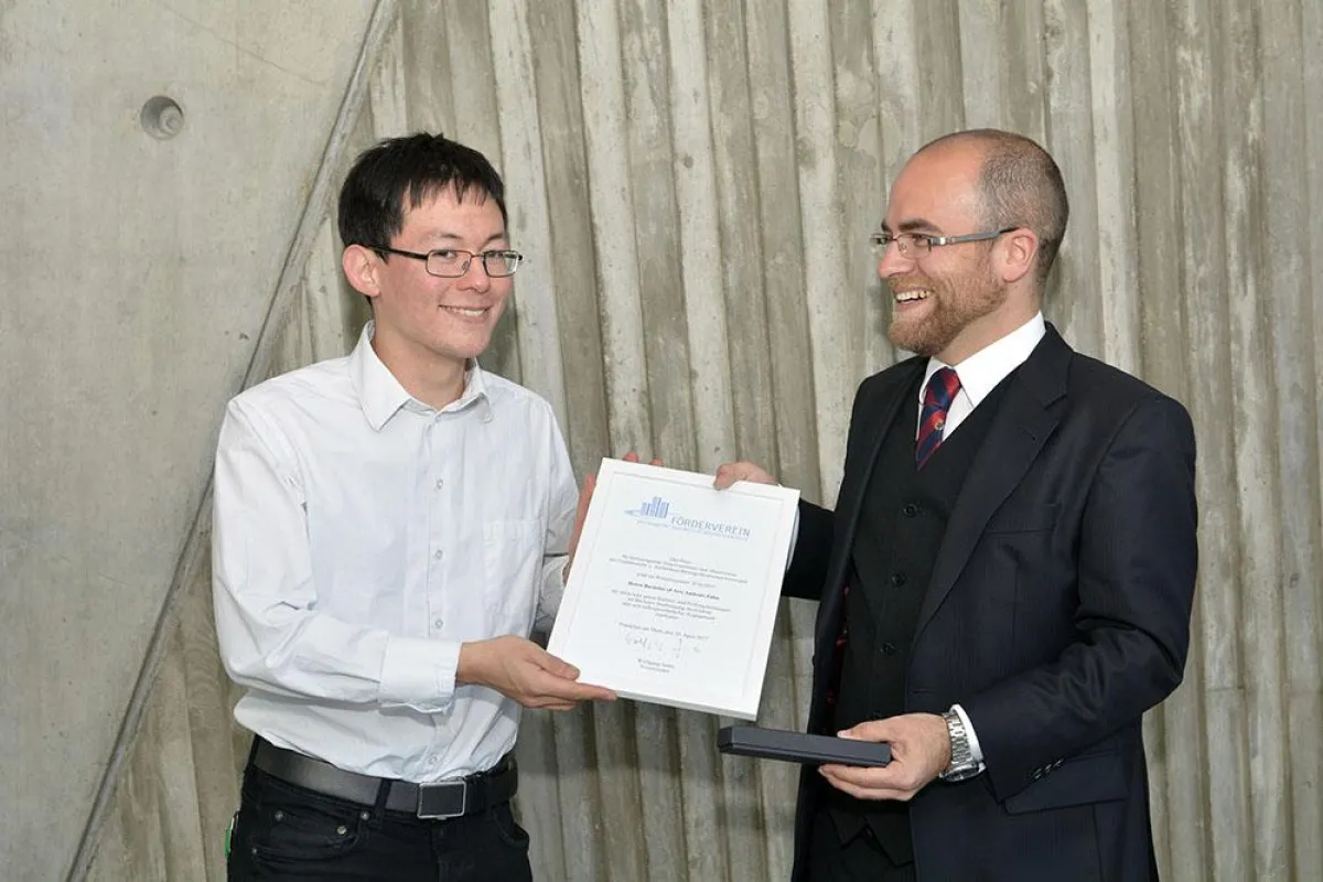 Grundschule in Parklage: Andreas Zahn (links) wurde der Absolventenpreis von Elias Spreiter, Mitglie