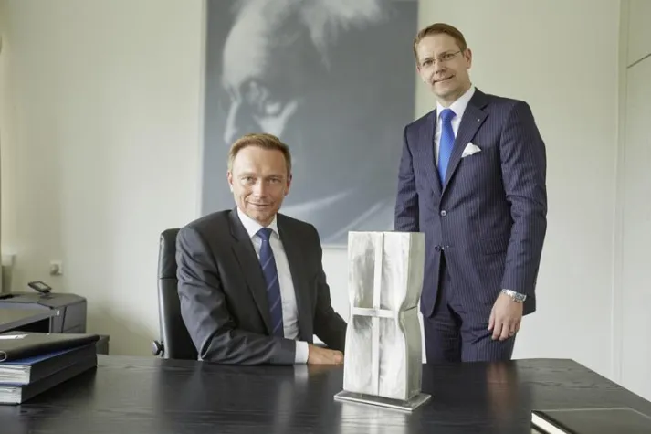 Bild: Skulptur von Jan Köthe als Auszeichnung für FDP-Chef Christian Lindner