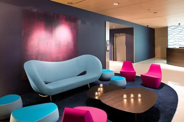 Bild: Radisson Blu Hotel, Lucerne: Frischer Moroso-Look in Bar & Lobby