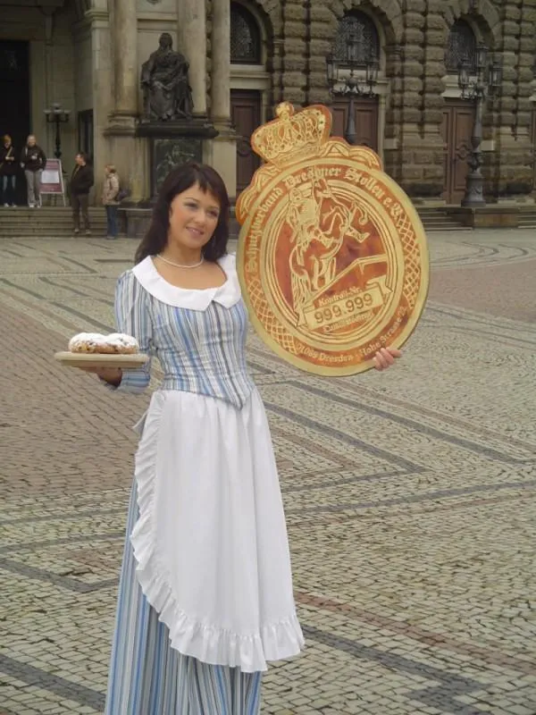 Sylvia Biedermann Neues Stollenmädchen 2007 Foto: M.Schiller striezel-markt.de
