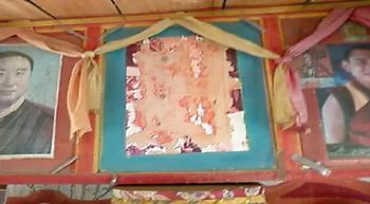 Abgekratztes Bild des Dalai Lama