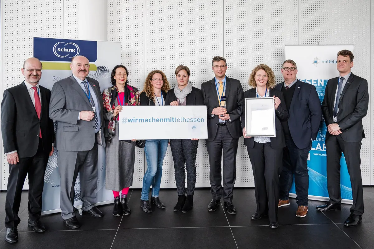 MINTmit-Preisträger mit Schirmherr, Veranstalter und Jury (Foto: Tilman Lochmüller)