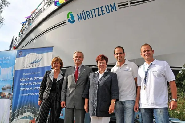 Yachtcharter-Schulz schickt "Müritzeum" aufs Wasser Bild: Yachtcharter-Schulz schickt "Müritzeum" aufs Wasser