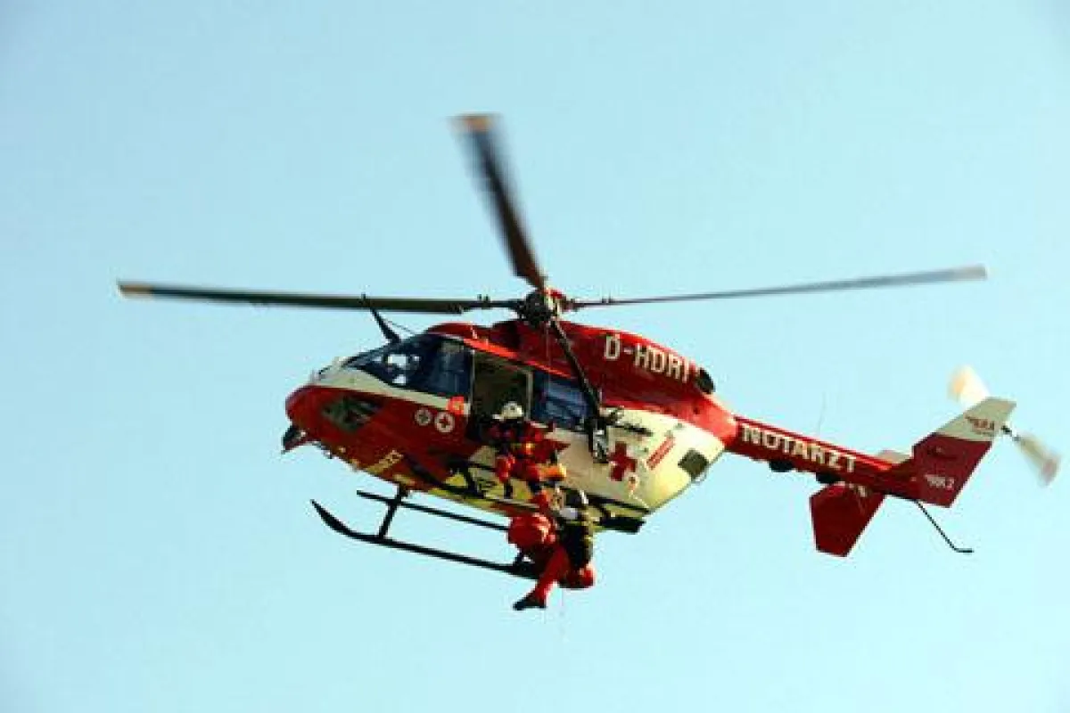 RK-2 aus Reutte bei einem Windeneinsatz.