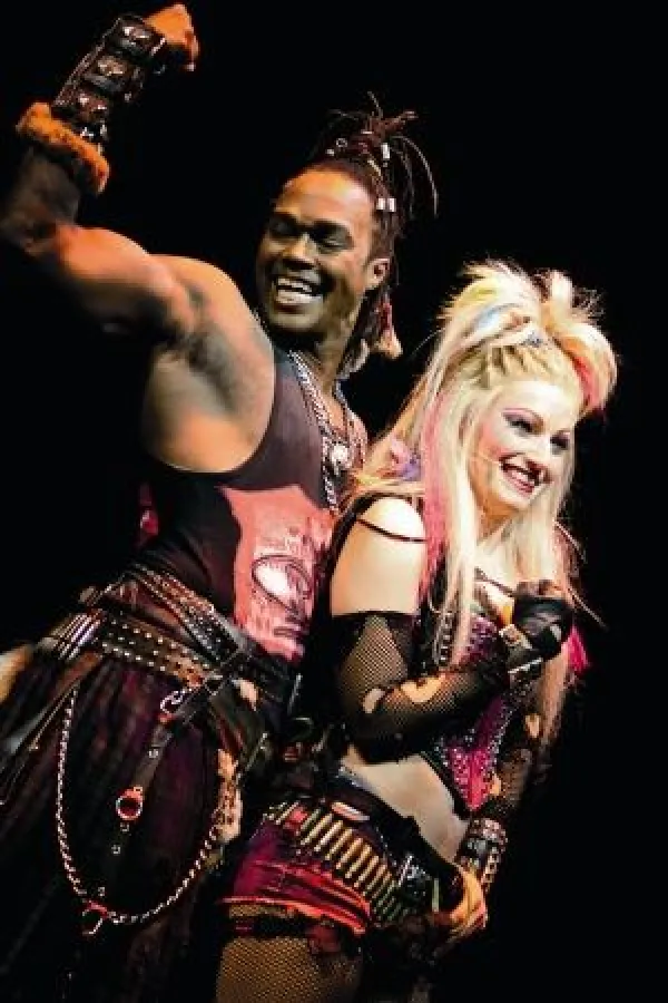 Brit und Ozzy, die Stars von WE WILL ROCK YOU, testen das Jochen Schweizer House Running in Stuttgart.