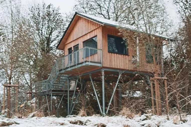 Bild: Baumhaushotel an der Nordsee im Winter: Wenn Sturm und Stille zum Reisegrund werden