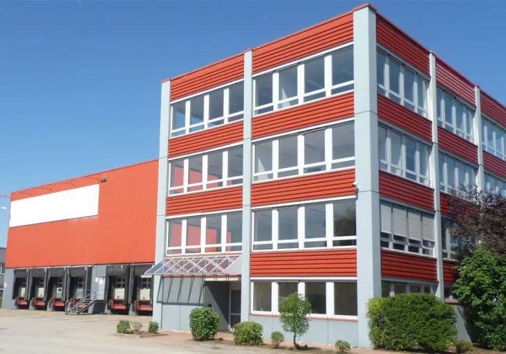 Küspert & Küspert vermittelt 3.500 m2 großes Speditionsanwesen in Nürnberg Bild: Küspert & Küspert vermittelt 3.500 m2 großes Speditionsanwesen in Nürnberg