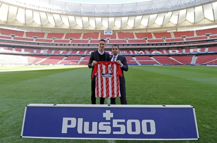 Als Hauptsponsor: Plus500 verlängert erfolgreiche Partnerschaft mit Atlético Madrid Bild: Als Hauptsponsor: Plus500 verlängert erfolgreiche Partnerschaft mit Atlético Madrid