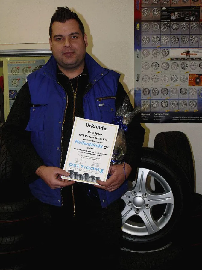 Glücklich mit ReifenDirekt! Der 5.000ste Servicepartner Mete Aydas von GRS-Reifenservice, Köln