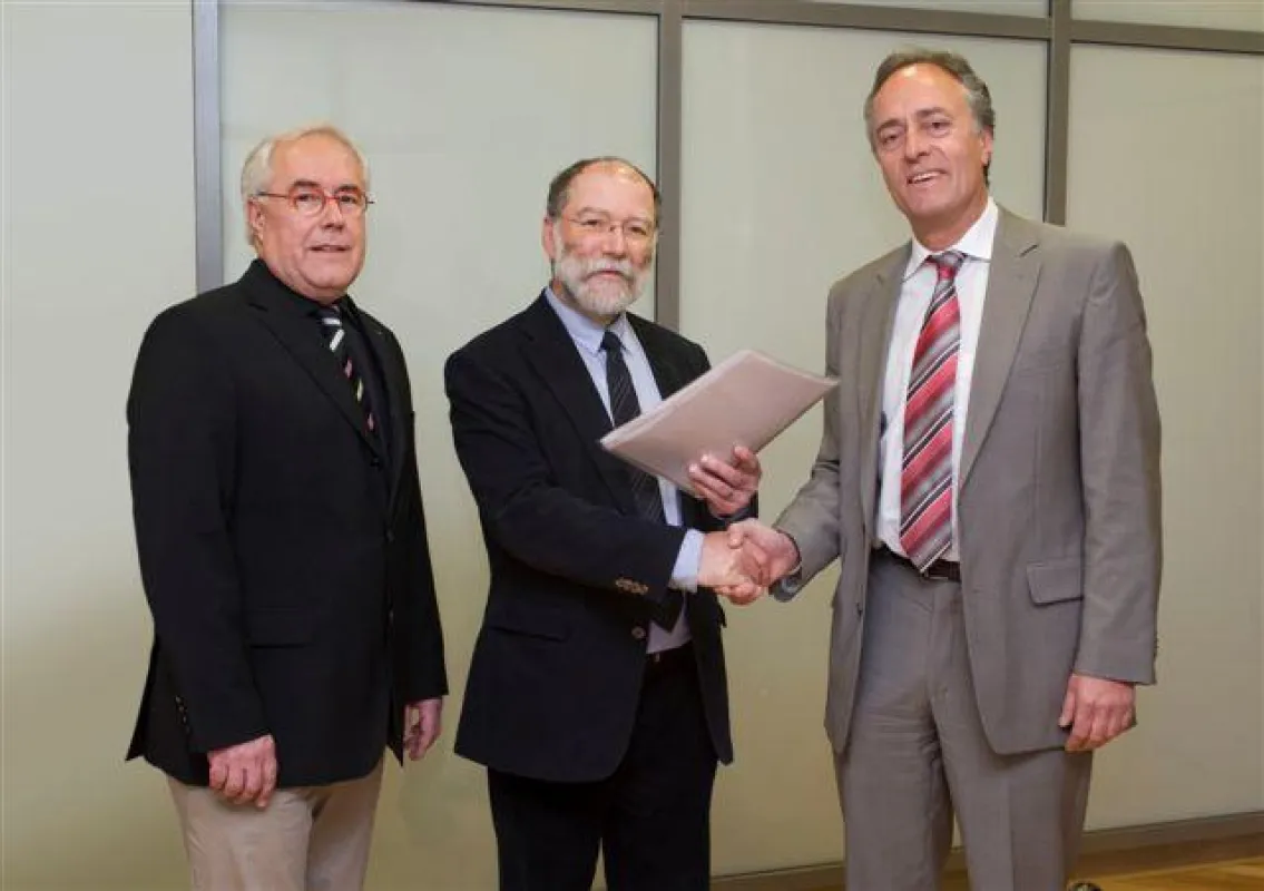 ICV und IHK Aachen besiegeln Kooperation (v.l.n.r.): Rainer Vieregge (Leiter des ICV-Arbeitskreises Aachen-Lüttich-Maastricht), Dr. Walter Schmidt (ICV-Vorstandsmitglied), Ass. Christoph Schönberger (