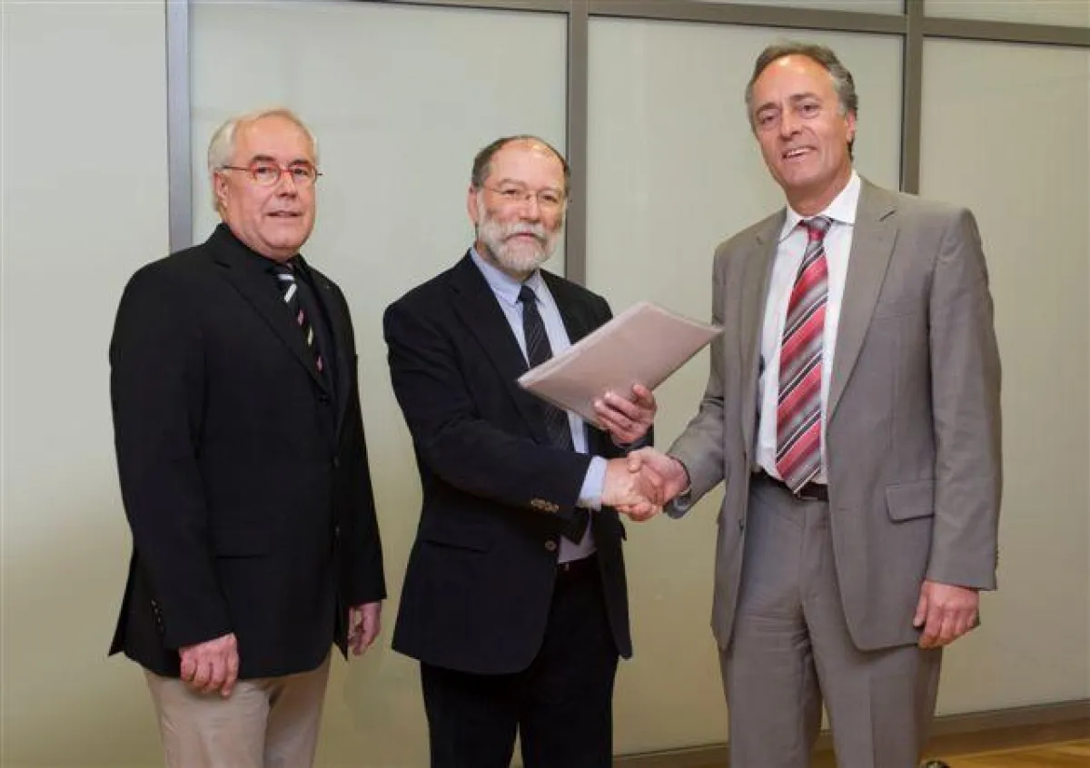 ICV und IHK Aachen besiegeln Kooperation (v.l.n.r.): Rainer Vieregge (Leiter des ICV-Arbeitskreises Aachen-Lüttich-Maastricht), Dr. Walter Schmidt (ICV-Vorstandsmitglied), Ass. Christoph Schönberger (