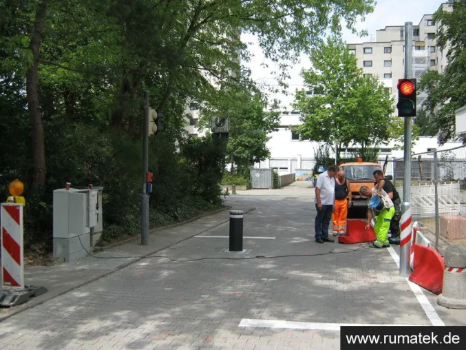 Bild: Rumatek montiert im Auftrag der Stadt Darmstadt automatisch versenkbaren Poller für Wohnanlage in Eberstadt