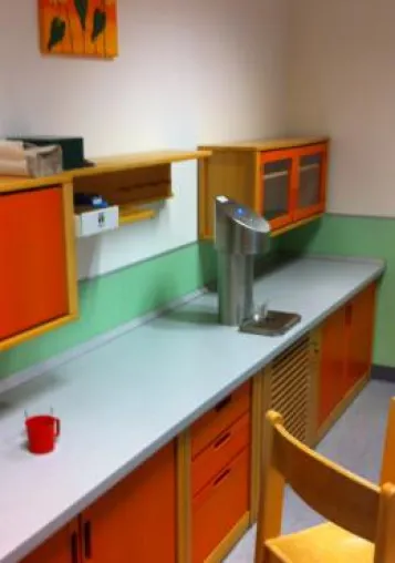 Bild: „Heute möchte ich der Wasserbote sein“ wenn Kinder sich am Wasserspender ihr Wasser zapfen