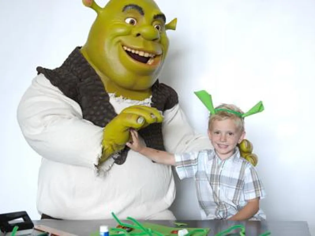 Kinderleicht die grünen Shrek-Ohren selber basteln.