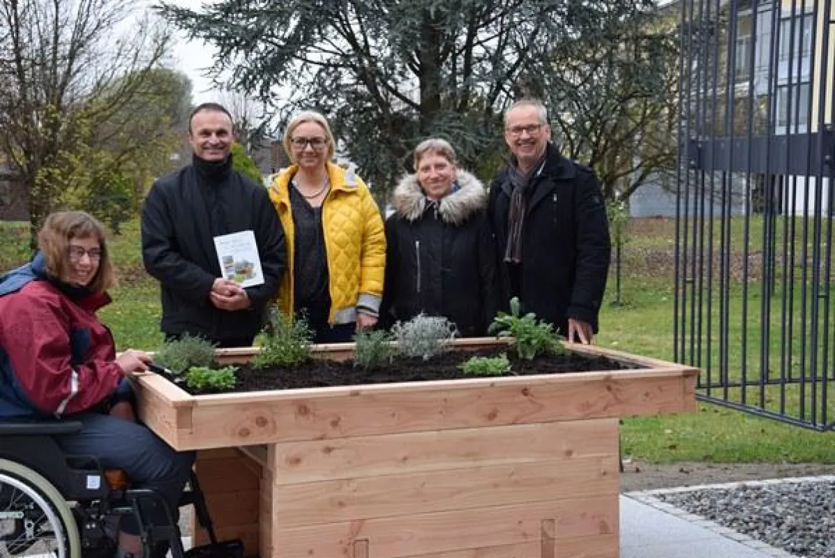 Freude über das Hochbeet